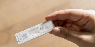 Abbott lanzó una nueva prueba de autodiagnóstico para detectar infecciones por Covid-19 e influenza