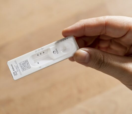 Abbott lanzó una nueva prueba de autodiagnóstico para detectar infecciones por Covid-19 e influenza