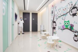 Estudios médicos en niños: la preparación emocional, el juego y un entorno amigable mejoran la experiencia
