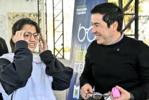 Malvinas Argentinas: nueva entrega de lentes gratuitos a estudiantes